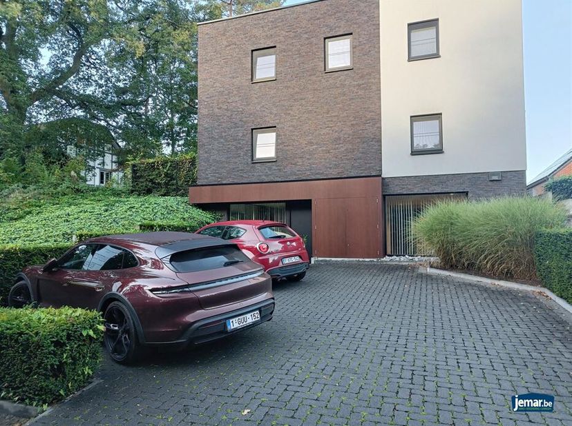 Kantoor te huur op wandelafstand van het centrum Genk.&lt;br /&gt;
Zeer goed bereikbaar en kort gelegen bij de autostrade bieden wij deze gelijkvloerse kant