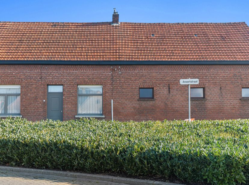 Bent u op zoek naar een woning met uitbreidingsmogelijkheden zoals bijvoorbeeld een praktijkruimte aan huis, gelegen op een groot perceel met weilande