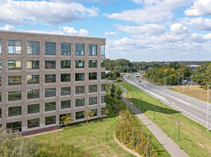 Kantoorruimtes vanaf 425m² tot 3.400 m² (per niveau); oppervlakte en indeling bespreekbaar, volgens wens van de huurder!&lt;br /&gt;
Het prestigieuze gebouw