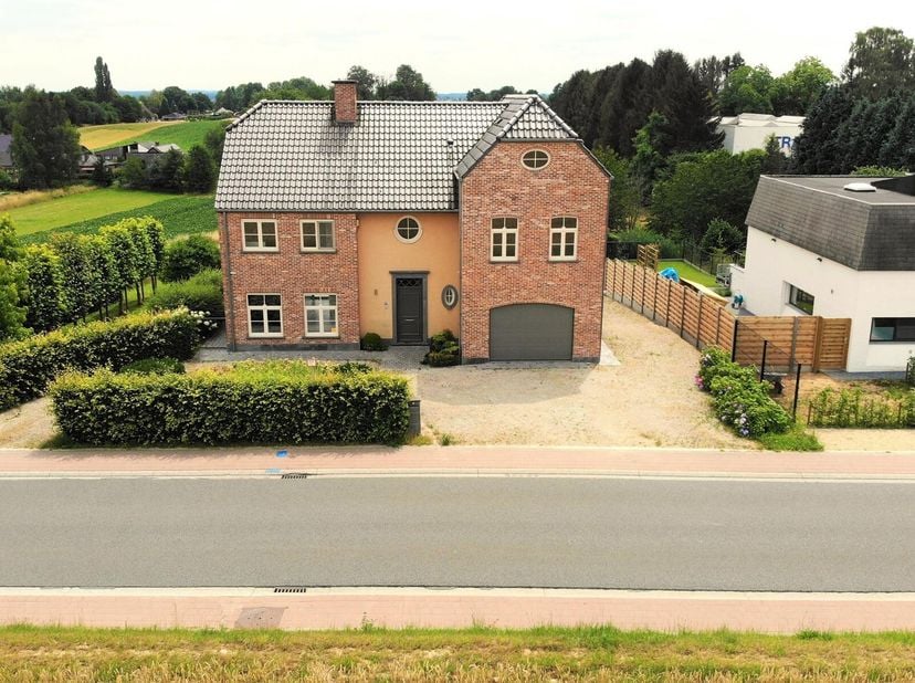 Recente villa ideaal gelegen in Overijse, dichtbij de Brusselsesteenweg, wandelafstand van het openbaar vervoer en met een gemakkelijke verbinding naa