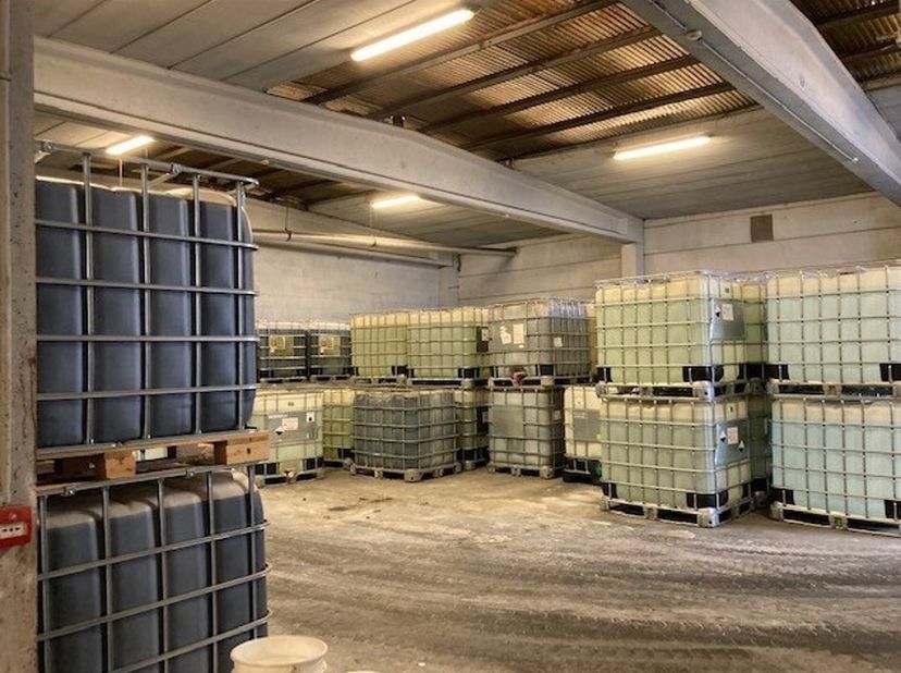 Magazijn van 1.933 m² met 2 luifels, bureel met airco en eetplaats, 2 wcs, douchekamer en extra stockage vooraan. Voorzien van 2 elektrische sectionaa