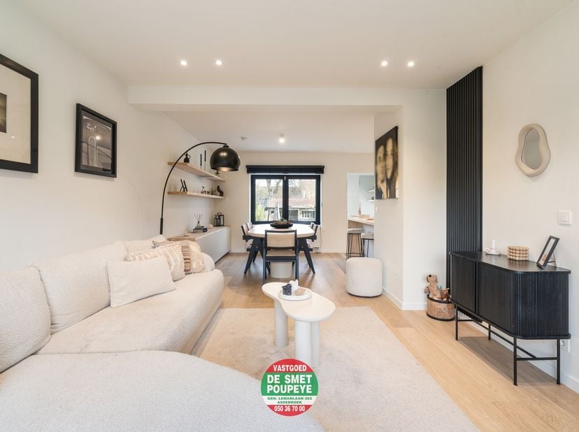 STARTPRIJS - In een rustige buurt, grenzend aan Kristus-Koning, is deze met smaak gerenoveerde en energiezuinige woning gelegen. Handelszaken, superma