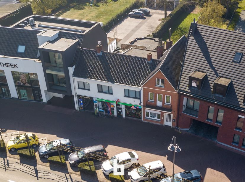 Dit gelijkvloers handelspand bevindt zich in het centrum van Sijsele en is verhuurd aan een solide huurder. Een interessante investeringseigendom met