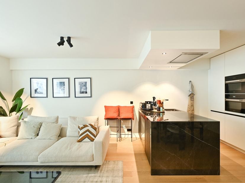 Bel appartement de deux chambres avec vue latérale sur la digue et situé à Plage Albert. Finition top!&lt;br /&gt;
L&#039;appartement est situé à quelques pas de