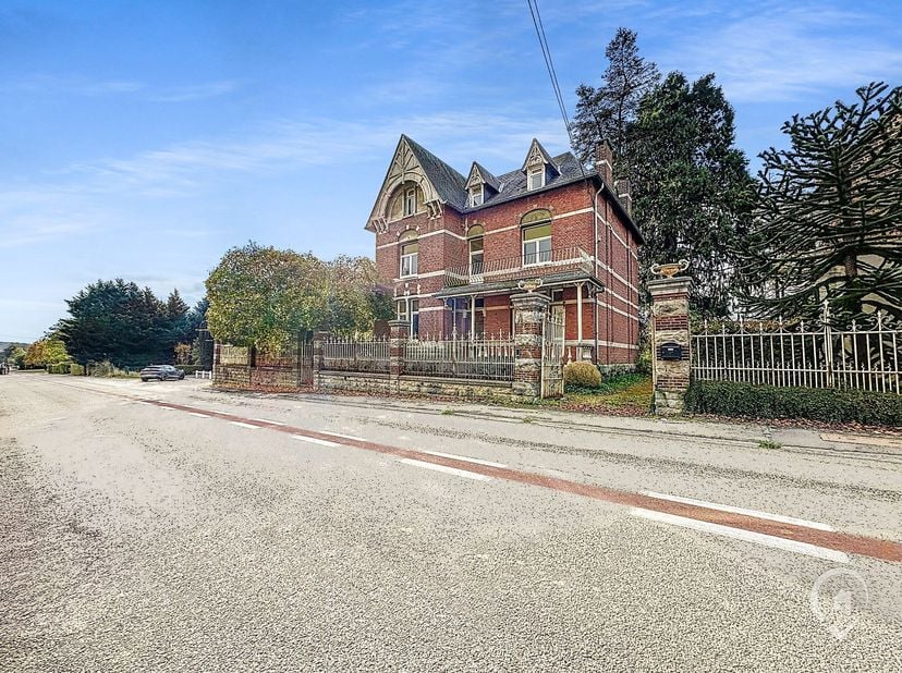 Gebouwd in de 19e eeuw, zal deze ruime prestigieuze herenhuis indruk op u maken met zijn unieke architectuur, hoge plafonds, houten vloeren, marmeren