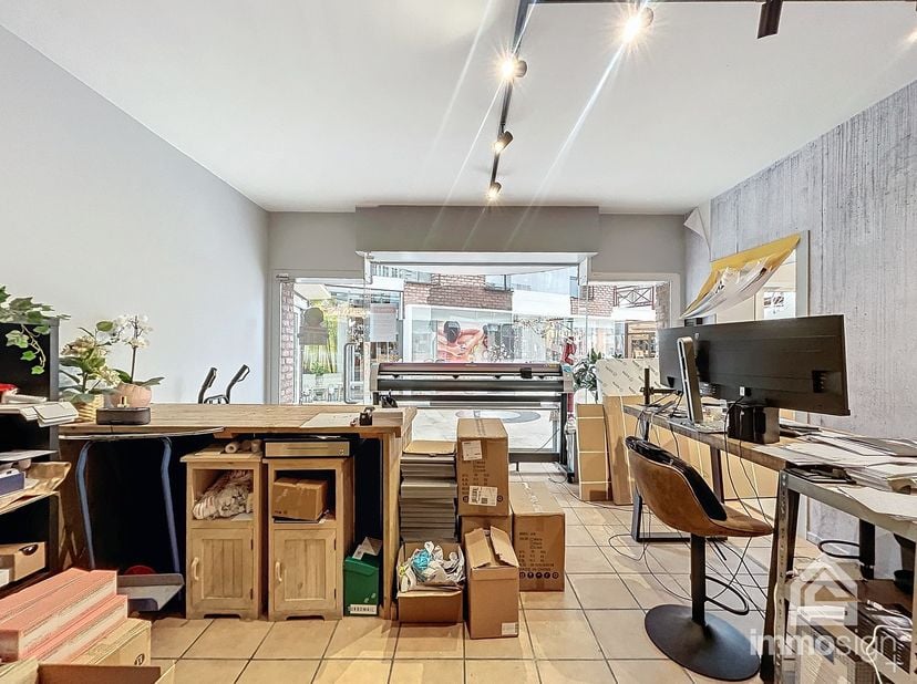 PLUSPUNTEN:&lt;br /&gt;
+ gelegen in Shopping 2&lt;br /&gt;
+ handelsruimte van 30 m²&lt;br /&gt;
+ privatieve autostaanplaats&lt;br /&gt;
+ mogelijkheid tot aankopen extra w