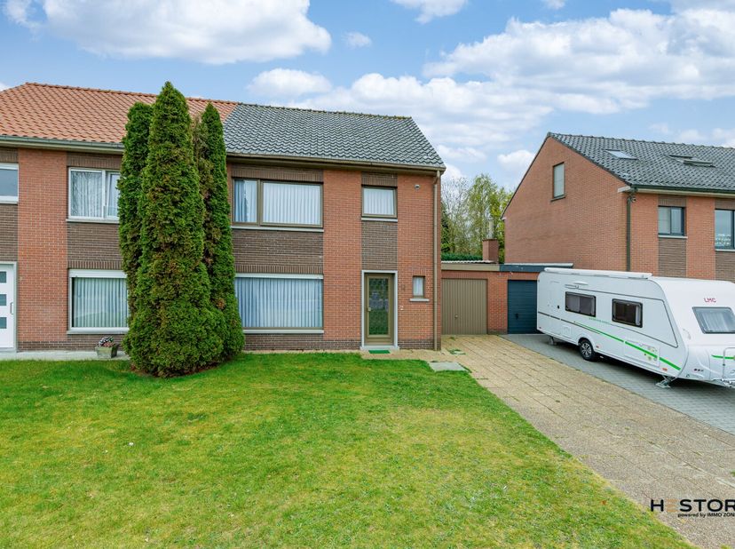Bent u op zoek naar een woning nabij het centrum van Kemzeke? Dan is dit uw kans!&lt;br /&gt;
Deze halfopen bebouwing bevindt zich in een rustige wijk met z