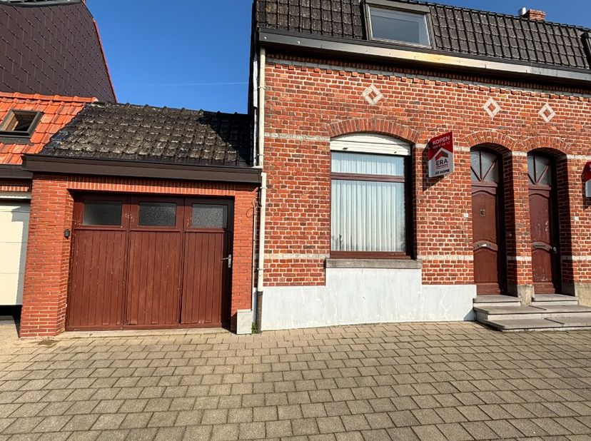 Mooie woning met garage in Hollebeke te koop.Deze woning heeft 3 slaapkamers, een mooie tuin en een ruime garage. Het uitzicht vanuit de slaapkamers i