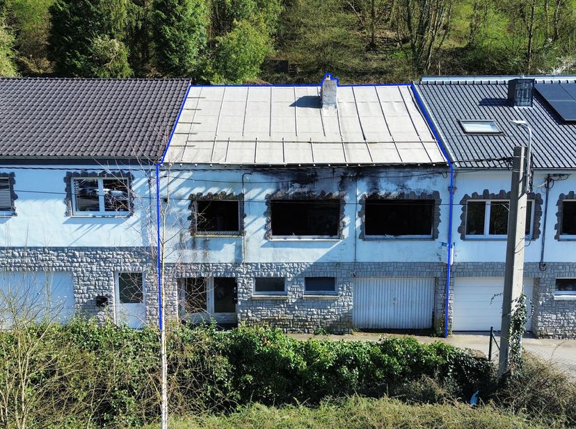 L&#039;agence SKYimmo vous propose cette propriété à rénover :&lt;br /&gt;
AU RDC : Hall (8) - 2 garages (35) - Réserve (7)&lt;br /&gt;
Au 1ER étage : Hall de nuit (8)