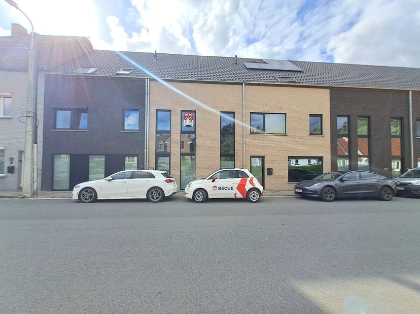 Zwevegem: Instapklare woning met 3 slaapkamers, zonnige tuin en parkeergelegenheid op wandelafstand van het centrum.In een rustige zijstraat van de Ko