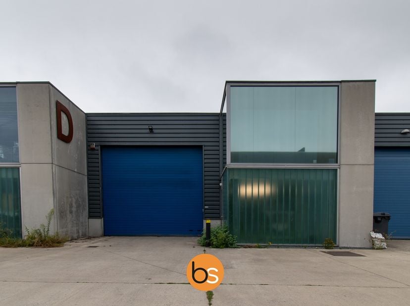Op zoek naar een ruime en veelzijdige loods? Deze moderne loods van ± 246 m² heeft alles wat uw bedrijf nodig heeft. Gelegen in een bedrijventerrein m