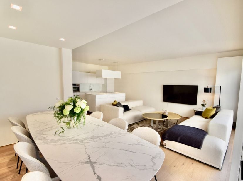 Dit modern appartement met zijdelings zeezicht is ideaal gelegen, vlakbij de winkels in de Kustlaan en op enkele stappen van het strand en de zee.&lt;br