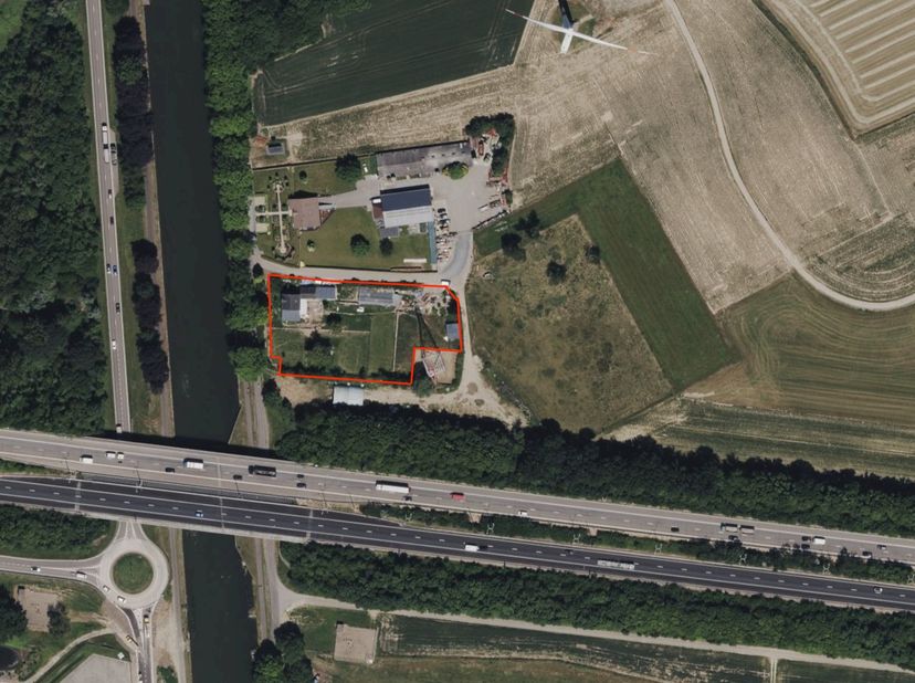 Deze gemoderniseerde woning werd recentelijk grondig vernieuwd in 2020 en is gelegen op een riant perceel van bijna 40 are met bijgebouw. Deze woning