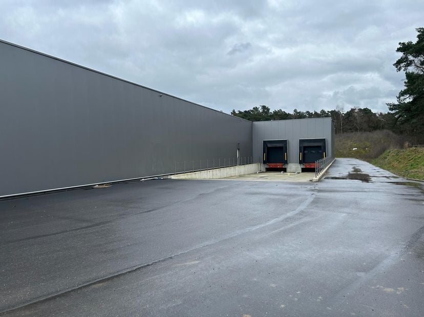 Ce récent entrepôt à louer fait partie d&#039;une ancienne usine de meubles et bénéficie d&#039;un emplacement stratégique près du Zuiderring et à 10 minutes en