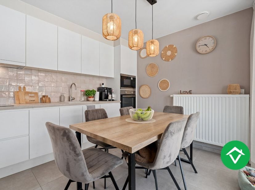 In een rustige buurt van Eernegem vinden we dit recent gebouwde appartement (bouwjaar 2022), perfect voor een alleenstaande of een koppel dat op zoek