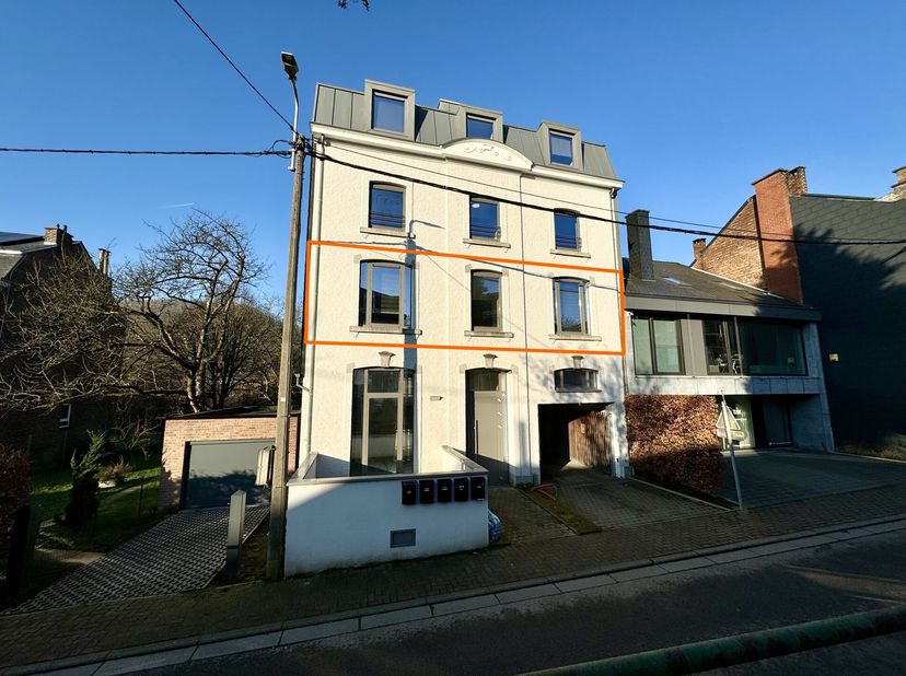 Appartement au premier étage de ±90m²:&lt;br /&gt;
-Séjour sur carrelage de ±38m² ,&lt;br /&gt;
-Cuisine équipée sur carrelage de ±5m² (four, taques, hotte, frigo