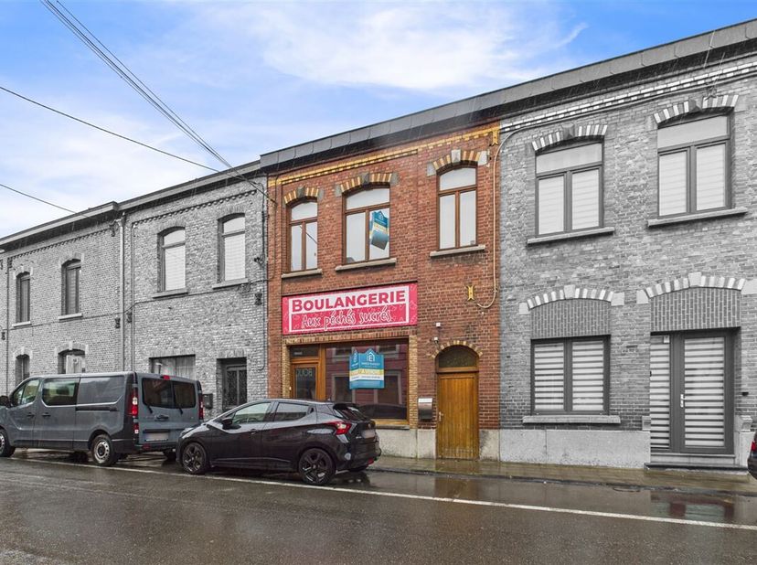 INNOV&#039;EXPERT immobilière vous invite à venir découvrir cette belle maison de commerce, idéalement située dans une rue calme à proximité de toutes les