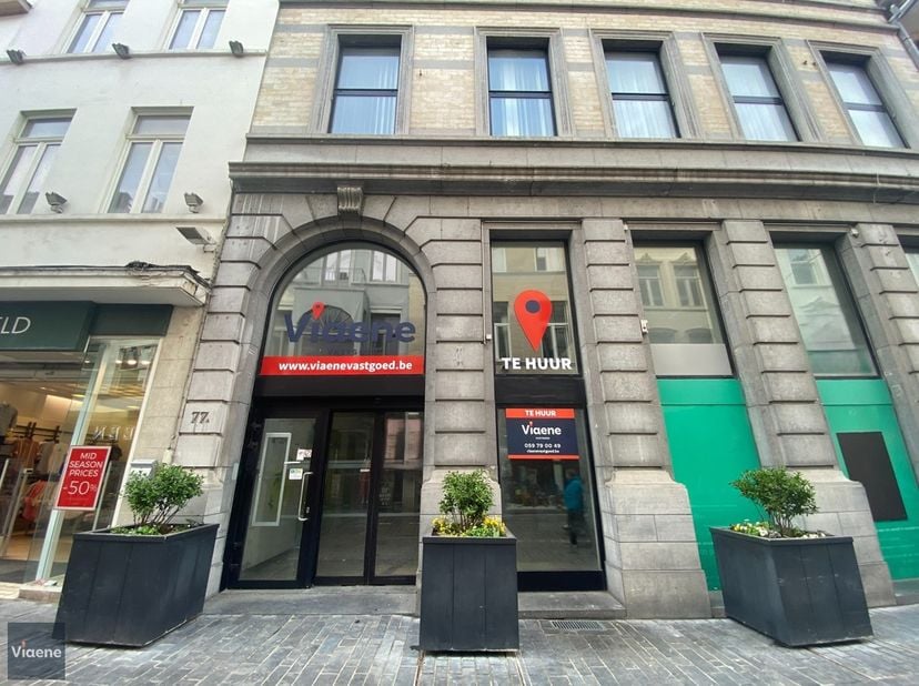 Uitzonderlijk Handelspand Kapellestraat Oostende - brede gevel 14 meter - Toplocatie in de winkel-wandelstraat - uitzonderlijke grondoppervlakte 600 m