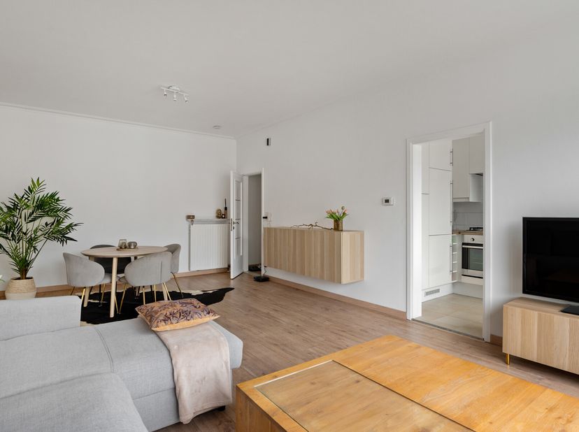 In een prima onderhouden gebouw vind je dit instapklare appartement met één slaapkamer, ideaal voor starters, investeerders of wie het graag compact e