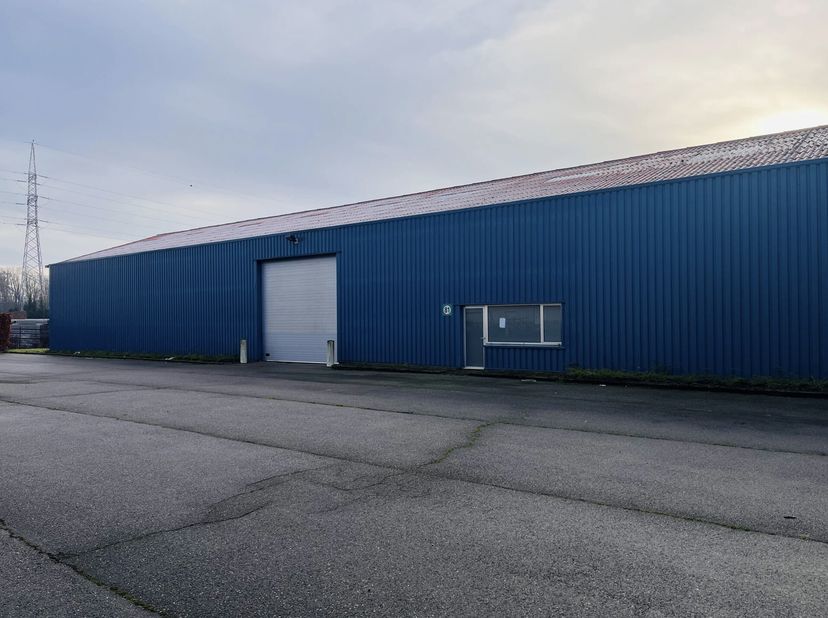 Gelegen op het bedrijventerrein aan Delften 23 in Malle, provincie Antwerpen, bieden wij een magazijn van circa 525 m² te huur aan. Deze locatie langs