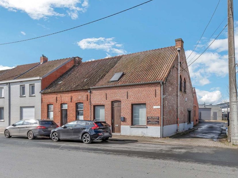 Deze halfopen bebouwing, gelegen op een perceel van 479 m² in Grammene, biedt een ideale combinatie van wooncomfort en werkruimte. De woning beschikt