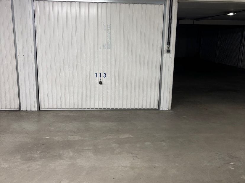 Grand garage avec les dimensions suivantes :&lt;br /&gt;
Largeur d&#039;entrée : 2m38&lt;br /&gt;
Hauteur d&#039;entrée : 2m05&lt;br /&gt;
Profondeur : 5m67&lt;br /&gt;
Hauteur : 2m54&lt;