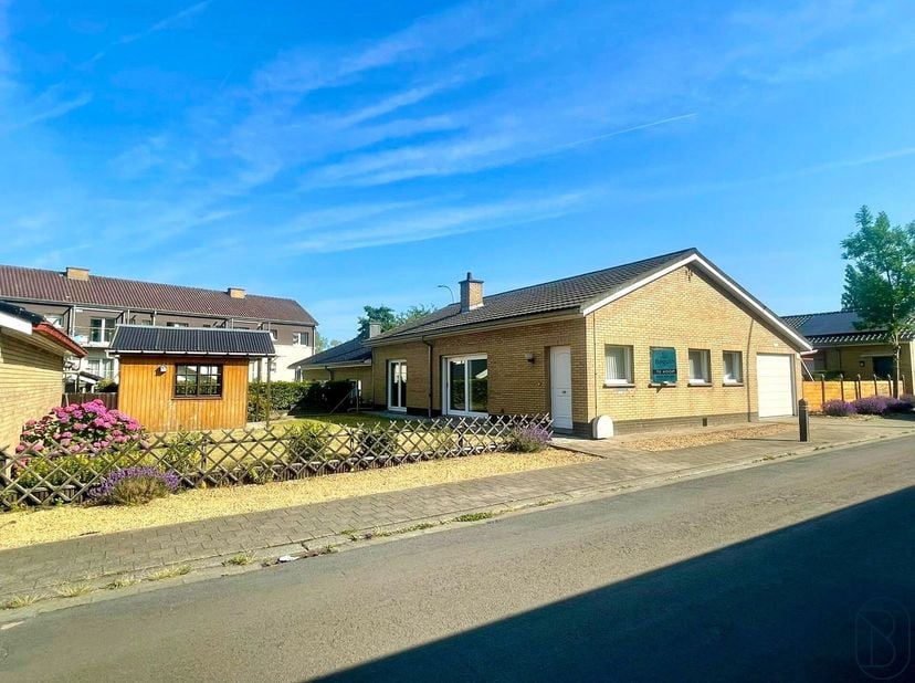 Bungalow lumineux bien situé avec 2 chambres et jardin, située dans un quartier calme, offrant de nombreuses possibilités. Disposition : séjour spacie