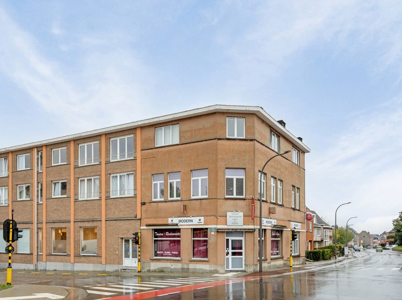 Plan je bezoek in op www.living-stone.be&lt;br /&gt;
Praktisch en stijlvol appartement met twee slaapkamers en voleiken parketvloeren.&lt;br /&gt;
2e verdieping -