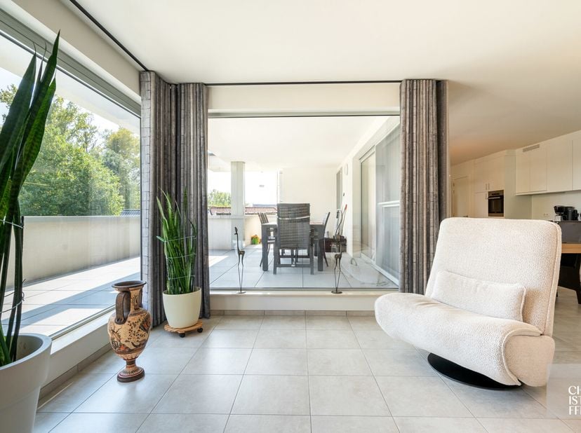 Dit riante penthouse is gelegen op de 2de en hoogste verdieping van Residentie Daelgrimby. Het penthouse werd zeer recent gebouwd in 2018, waardoor he