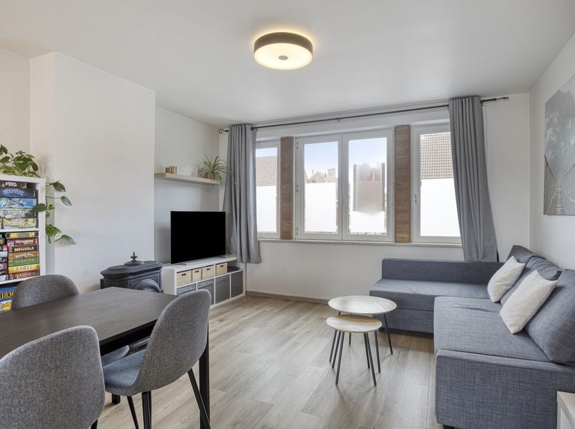 Cette maison prête à emménager à vendre située le long du Torhoutse Steenweg bénéficie d&#039;un emplacement idéal. Le centre-ville de Bruges, les magasins