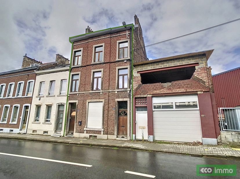 Immeuble de rapport en ordre d&#039;urbanisme et constitué de deux duplex à vendre. Il est constitué comme suit : au rez-de-chaussée et au premier étage :