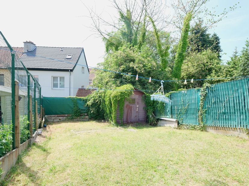 SINT-PIETERS-LEEUW - REF : 6881473 Deze charmante woning, gelegen in de nabijheid van alle voorzieningen, werd gedeeltelijk gerenoveerd en biedt ruime