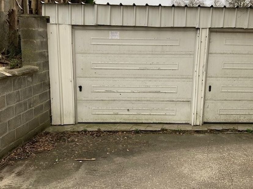 Garagebox. Voor verdere info of afspraak bel 0473 33 33 35.