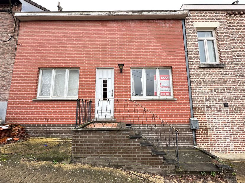 Ontdek deze rustig gelegen woning in een aangename buurt, met belangrijke uitvalswegen vlakbij. Dit eigendom biedt een unieke kans voor wie op zoek is