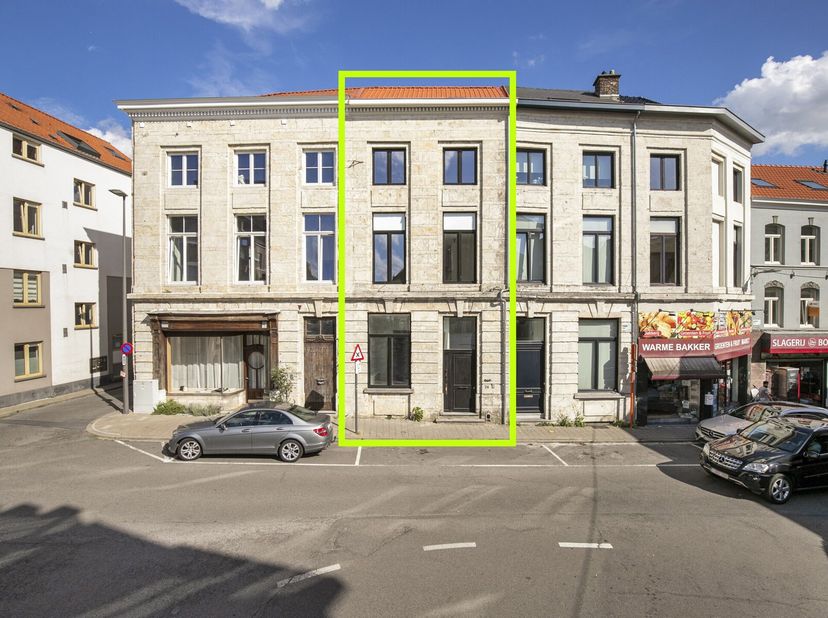 Deze volledig vernieuwde woning ligt in het commerciële centrum van Tienen, met een vlotte bereikbaarheid richting station en E40 Luik-Brussel. De won