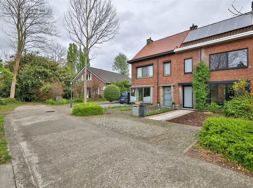 Eerste kijkdag zondag 4 mei vanaf 10.00u - vooraf inschrijven verplicht! 03.449.42.41 - hallo@habicom.be &lt;br /&gt;
Deze instapklare rijwoning met 3 slaap