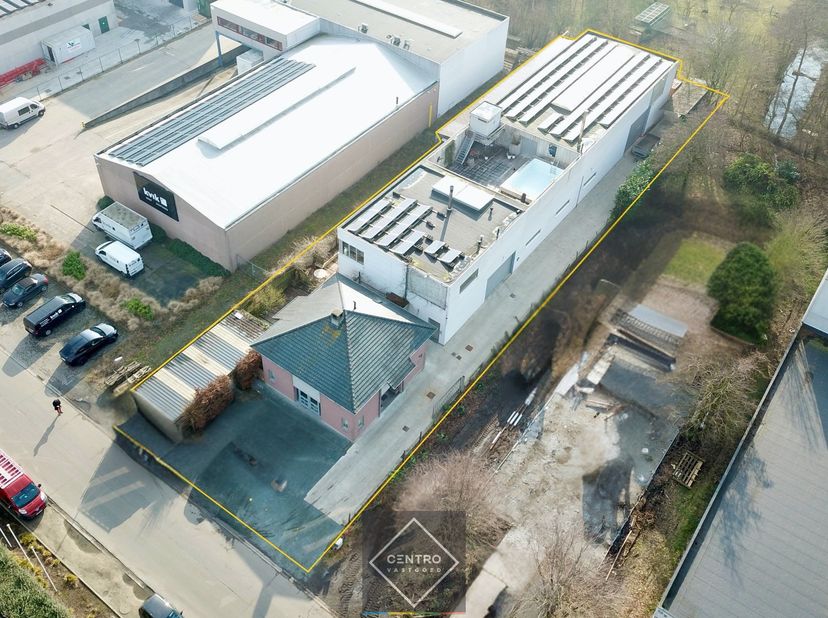 Benaderende OPPERVLAKTEN:&lt;br /&gt;
Magazijn (bj. 2008): 576m 2  + tussenverdieping (144m 2 ) + Overkappingen&lt;br /&gt;
Kantoren (bj. 2008) : 150m 2 &lt;br /&gt;
Al