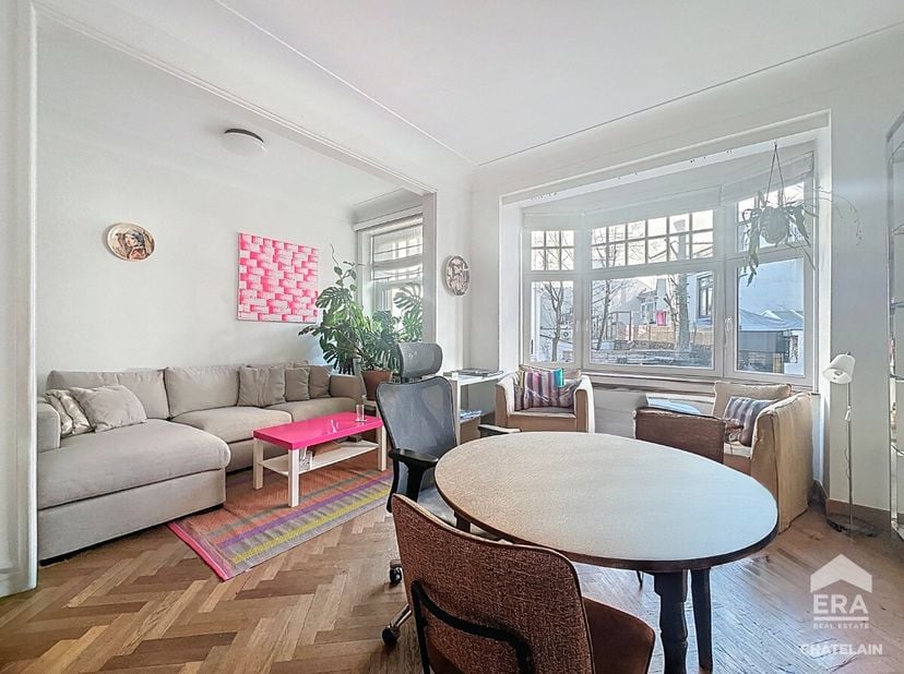 ERA Chatelain a le plaisir de vous proposer ce magnifique appartement meublé de 2 chambres, dune superficie de 110 m², idéalement situé entre lAvenue