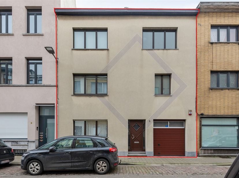 Ruime gezinswoning met 3 slaapkamers en koer te koop in Borgerhout&lt;br /&gt;
Ligging: Deze woning is gelegen in de rustige Kortrijkstraat in Borgerhout na