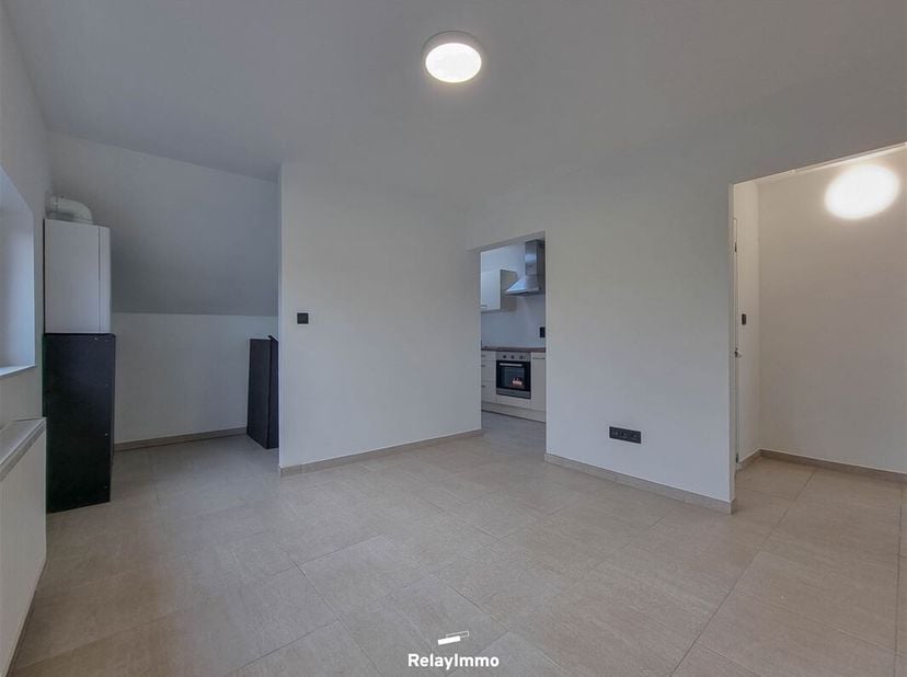 In het hart van het rustige dorpje Fontenoy: licht appartement van 50 m² op de eerste verdieping met een slaapkamer.&lt;br /&gt;
Inkomhal, trap naar woonkam