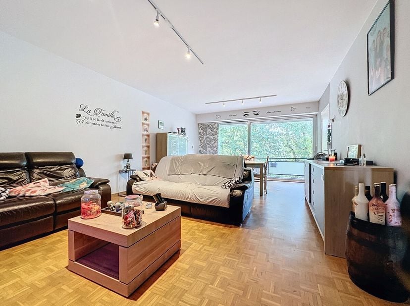 À quelques pas du centre de Tournai et de ses facilités, cet appartement vous surprendra par ses volumes et sa magnifique vue sur un parc avec plan d&#039;