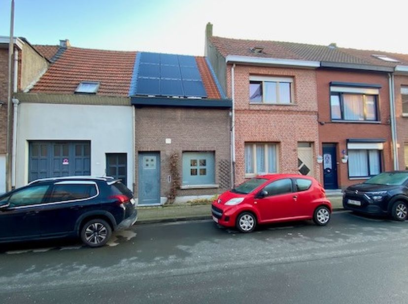 Deze casco rijwoning is zeer goed gelegen vlakbij Park Sorghvliedt, Fort 8 en het centrum van Hoboken. Deze woning dient vooral binnenin nog volledig