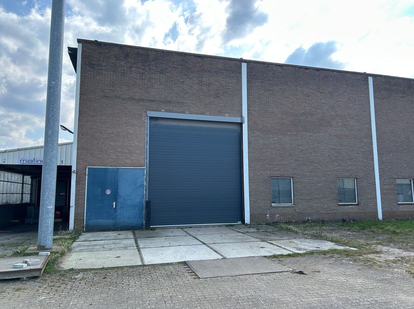 Dit bedrijfspand met een oppervlakte van 1249 m2 met een tussenvloer is gelegen langsheen de Anton Philipsweg 2 te 3920 Lommel, dit is de ex-Philips-s