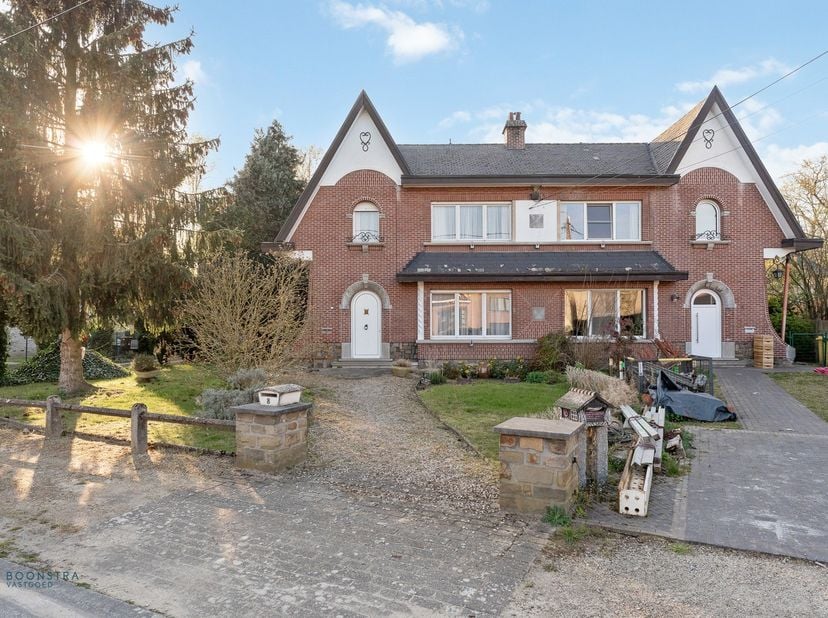 Op een uitstekende locatie te Bonheiden bevindt zich deze charmante halfopen bebouwing met 3 slaapkamers in een rustige en groene omgeving. Deze woons