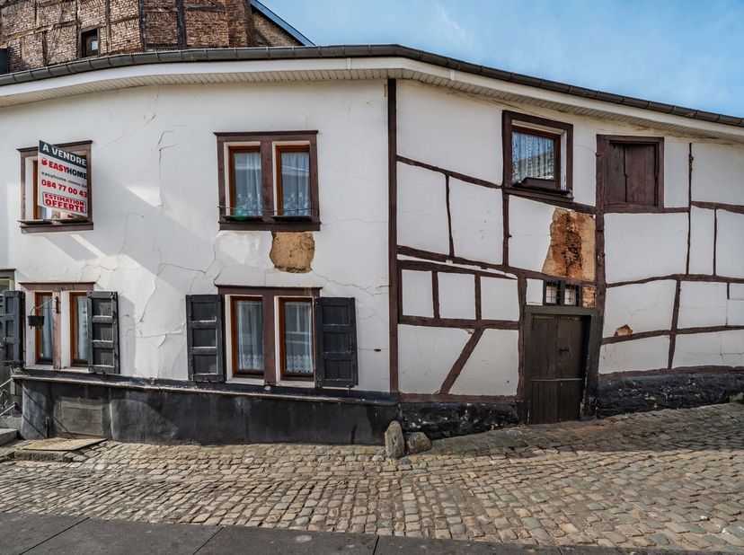 Philippe de chez Easyhome a le plaisir de vous présenter cette charmante maison davant 1850, idéale pour les amateurs dauthenticité et de rénovation.&lt;