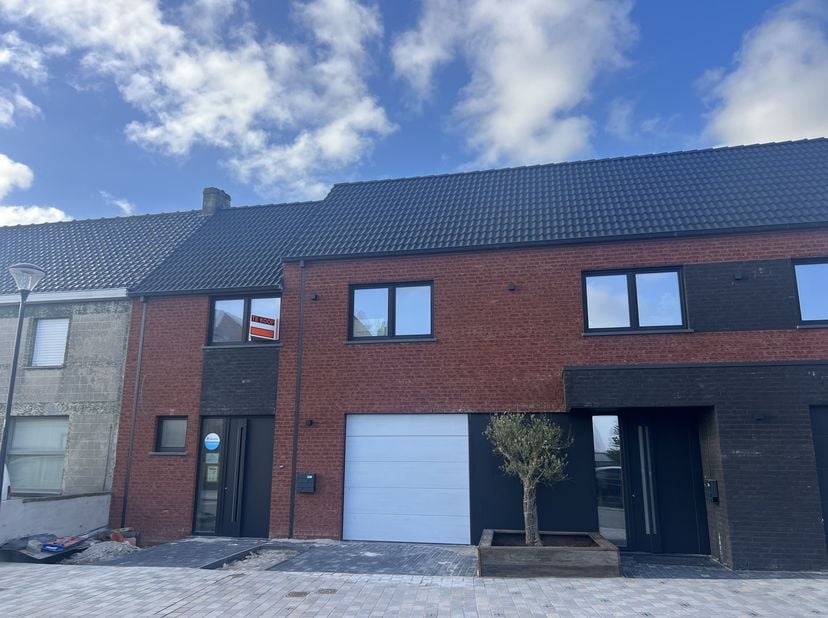 Ontdek deze ruime rijwoning op een perceel van 431 m², ideaal gelegen in het charmante Slijpe.&lt;br /&gt;
Met een bewoonbare oppervlakte van ca. 200 m² com