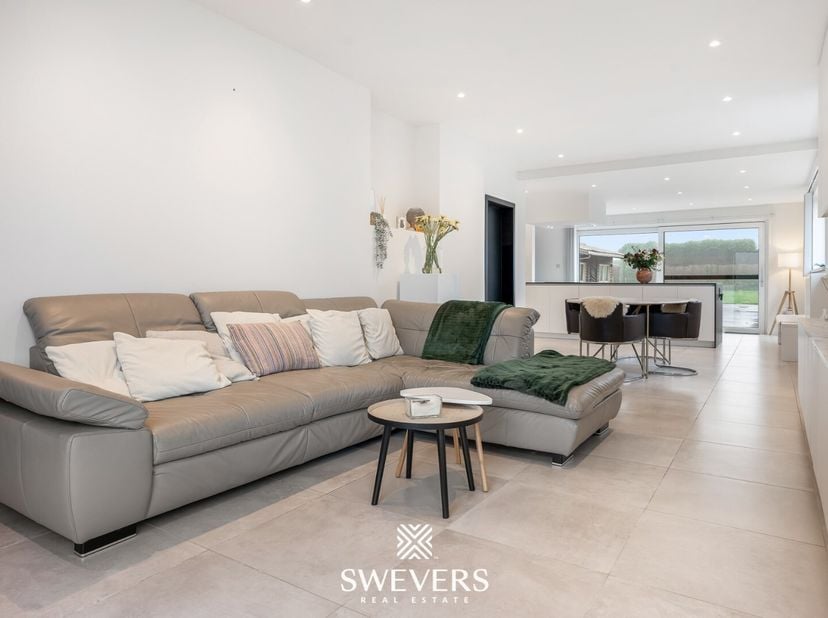 Deze gerenoveerde gezinswoning in Alken biedt een instapklare gelijkvloerse verdieping en ligt op een ruim perceel van 882 m² met een zuidwestgerichte