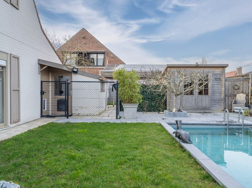 Instapklare villa met zwembad te koop in rustige buurt van Langemark Deze perfect onderhouden gezinswoning met 3 slaapkamers bevindt zich in een rusti
