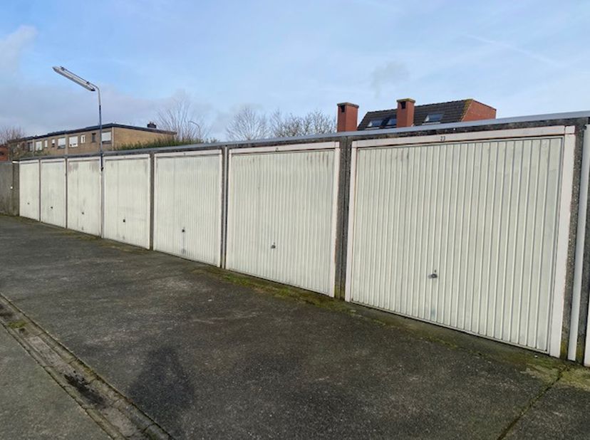 Bent u op zoek naar een veilige en rendabele investering of extra parkeerruimte? Deze zes garageboxen, gelegen in een toegankelijke en centrale buurt