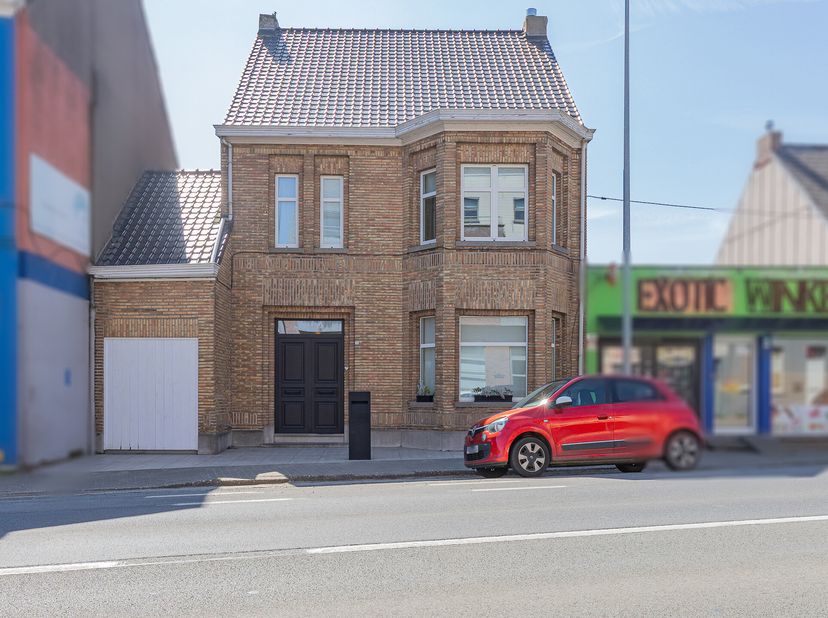 HAALTERT - Deze charmante karaktervolle burgerwoning bevindt zich te Kerksken, een deelgemeente van Haaltert. Naar ligging toe bevinden zich alle voor